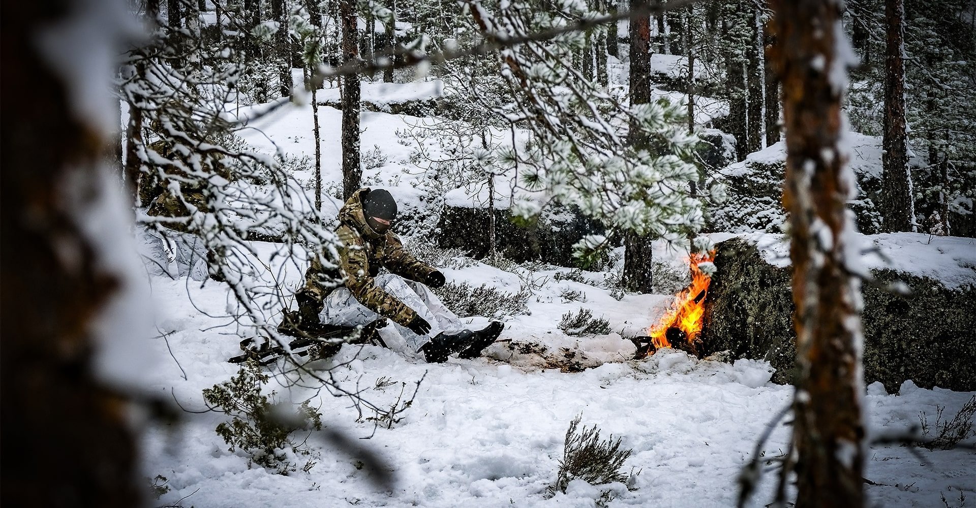 Soğuk havada ateş yakma hazırlık görseli