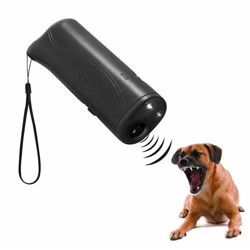 Aokeman ultrasonik köpek kovucu fenerin gece kullanımını gösteren fotoğraf