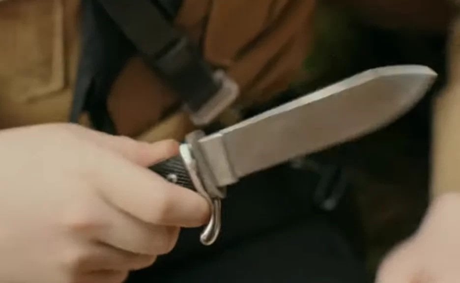 Jojo Rabbit filmindeki Hitler Gençlik bıçağı