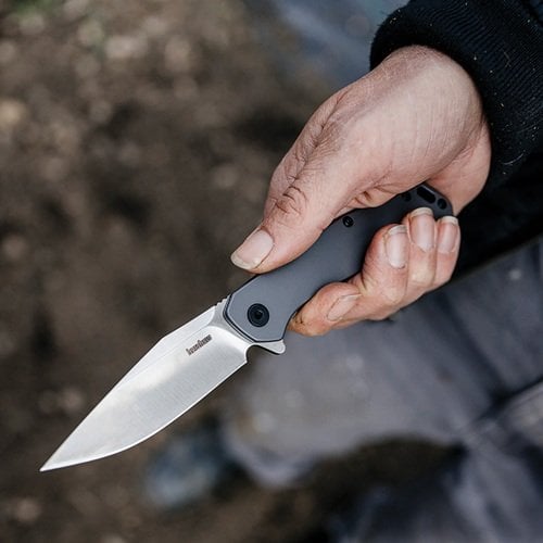 Kershaw Align Assisted Flipper Çakı’nın outdoor kullanımını gösteren fotoğraf