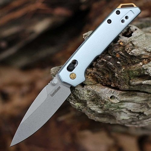 Kershaw Iridium Tactical Çakı’nın taktik kullanımını gösteren fotoğraf