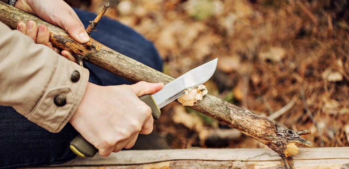 Bıçakla hayatta kalma becerileri gösteren fotoğraf