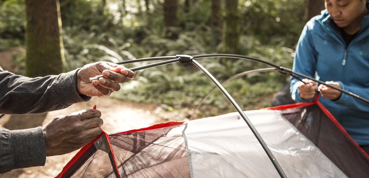 Rüzgarlı havada çadır kurma teknikleri gösteren fotoğraf
