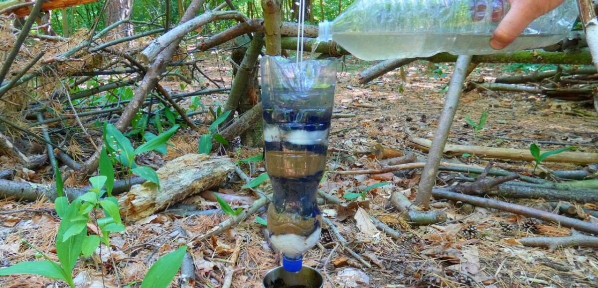 Doğada su bulma ve arıtma teknikleri gösteren fotoğraf