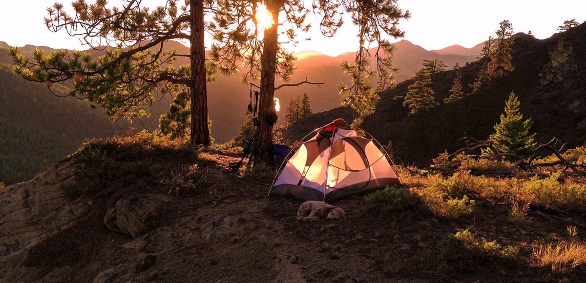 Doğayla uyumlu kamp prensipleri gösteren fotoğraf