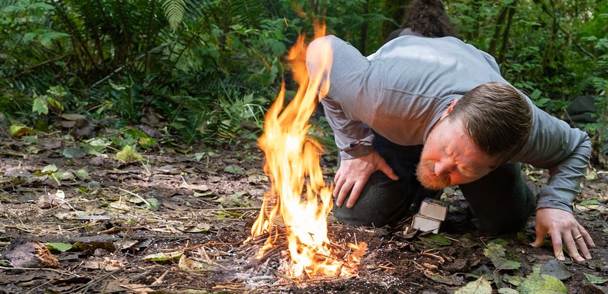 Kibrit olmadan ateş yakma yöntemleri gösteren fotoğraf