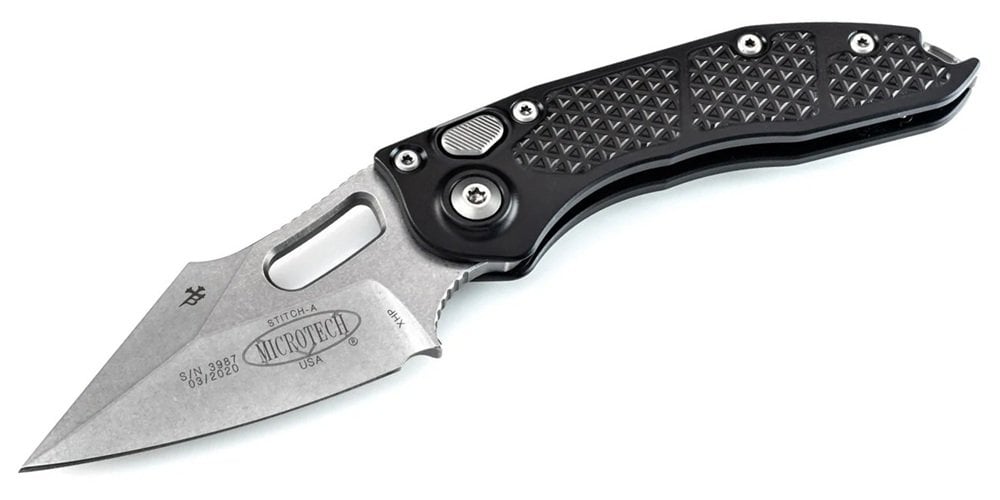 Microtech Stich Dugmeli çakı detaylı yakın çekim fotoğrafı, button lock mekanizması gösteriliyor